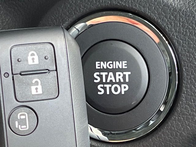【キーレススタートシステム】カバンやポケットに入れたままでもドアの施錠・解錠が可能なスマートキーを装備。エンジンのオン・オフ時もカギを取り出す必要が無いからとっても便利です♪