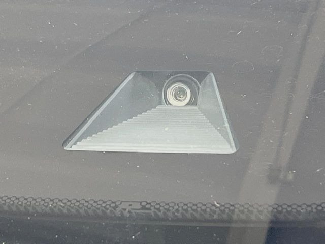 �y�z���_�Z���V���O�z���s���ɑO���̎ԗ�����F�����A�Փ˂������Ȏ��͌x��ƃu���[�L�ŏՓˉ���Ɣ�Q�y�����A�V�X�g�B�����S�Ƀh���C�u�����y���݂��������܂��B