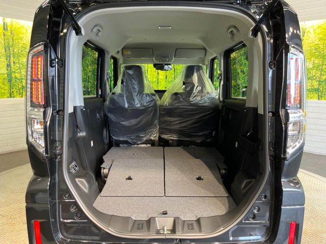 積み下ろしのしやすいデッキにはたっぷりと荷物を積み込んでいただけます。遊びから仕事まで、様々なシーンで頼れます♪