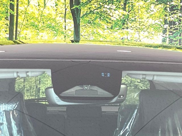 【ホンダセンシング】走行中に前方の車両等を認識し、衝突しそうな時は警報とブレーキで衝突回避と被害軽減をアシスト。より安全にドライブをお楽しみいただけます。