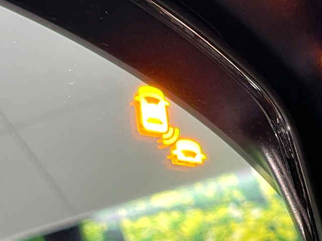 【ブラインドスポットインフォメーション】走行中、ドアミラーの死角になりやすい箇所に後続車が接近するとサイドミラー付近に警告を表示、ドライバーに注意喚起をしてくれます。