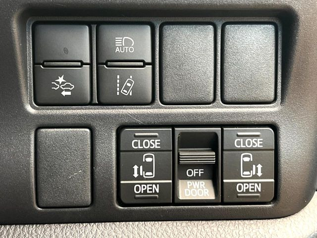 【両側パワースライドドア】スマートキーや運転席のスイッチで後席両側スライドドアの開閉が可能♪電動だから力を入れてドアを開ける必要が無く、小さなお子様でも簡単に開け閉めでき快適です♪