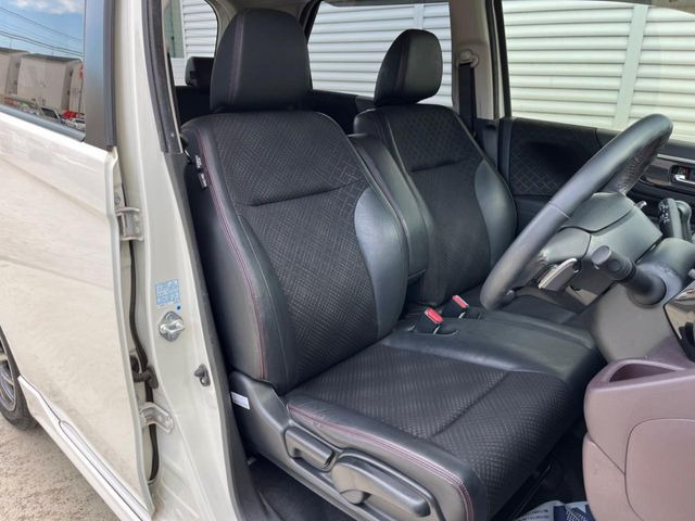 運転席シート廻りは使用感も少なく、良好な状態となっています。丁寧に使われていたことがよくわかりますね。