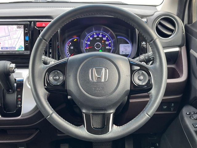 インテリアに合わせたデザインのステアリングは、運転される方のことも考え、運転しやすい形状、大きさです。是非一度、実際に触ってお確かめください。