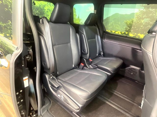 広々とした2列目シートは居住性が高く、居心地も快適!友達や家族とのお出かけにぴったりです。ベビーシートやチャイルドシート使用時も快適にお過ごしいただける十分な空間を確保しています。