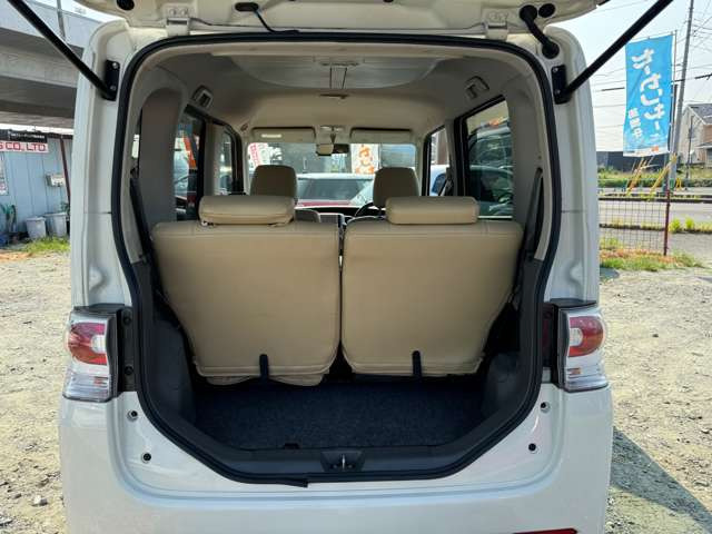 ラゲッジルームです!後部シートを倒していただければ、広さを確保できます☆