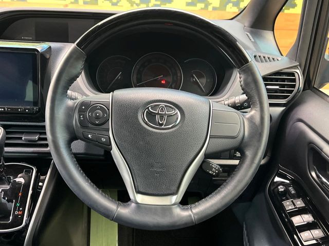 【ウッドコンビステアリング】高級感ある木目調パーツを採用した手に良く馴染むコンビハンドル。運転席廻りの雰囲気も一気に豪華になります!