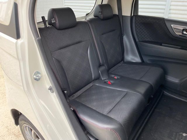 後部座席も気になるようなキズ・汚れやへたり等、大きなダメージはなく、良好な状態です。