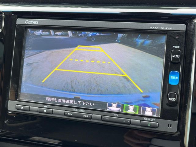 【バックカメラ】駐車時に後方がリアルタイム映像で確認できます。大型商業施設や立体駐車場での駐車時や、夜間のバック時に大活躍!運転スキルに関わらず、今や必須となった装備のひとつです!
