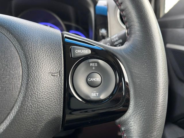 【クルーズコントロール】高速道路もラクラク走行。アクセルを離しても一定速度で走行ができ、長距離運転時の負担を軽減!加速・減速も簡単なスイッチ操作で調整できます。