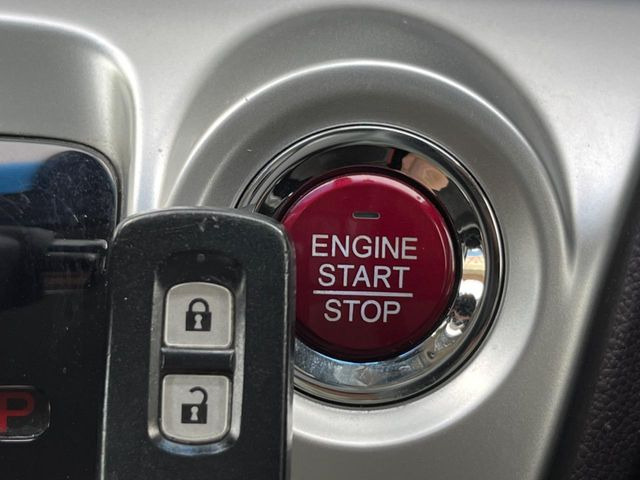 【Hondaスマートキー】カバンやポケットに入れたままでもドアの施錠・解錠が可能なスマートキーを装備。エンジンのオン・オフ時もカギを取り出す必要が無いからとっても便利です♪