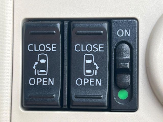 【両側パワースライドドア】スマートキーや運転席のスイッチで後席両側スライドドアの開閉が可能♪電動だから力を入れてドアを開ける必要が無く、小さなお子様でも簡単に開け閉めでき快適です♪