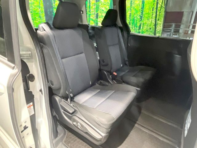 後部座席も気になるようなキズ・汚れやへたり等、大きなダメージはなく、良好な状態です。