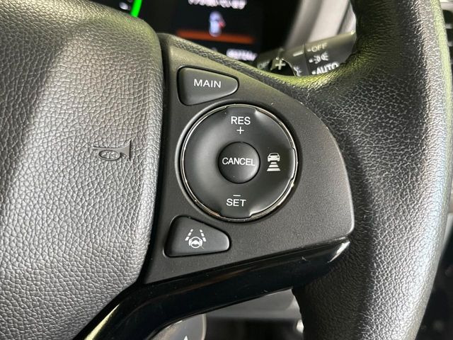 【アダプティブクルーズコントロール】高速道路での長距離走行が楽に!!自動で速度を保つクルーズコントロールが、衝突軽減システムと連携し、前方の車両を感知して車間を保つように速度調節してくれます!!