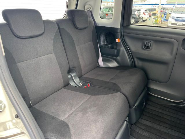 後部座席も気になるようなキズ・汚れやへたり等、大きなダメージはなく、良好な状態です。