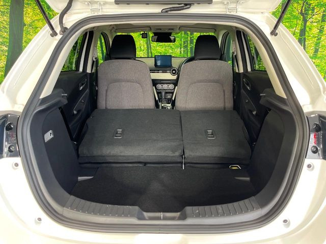 ���i�̂���������ʋ΁A���}���ɏ\���ȉ׎��X�y�[�X���m�ۂ��Ă���܂��B�Z�J���h�V�[�g��|���ƁA�傫�ȉו��̐ύڂ��\�ł���