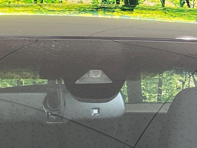 【ホンダセンシング】走行中に前方の車両等を認識し、衝突しそうな時は警報とブレーキで衝突回避と被害軽減をアシスト。より安全にドライブをお楽しみいただけます。