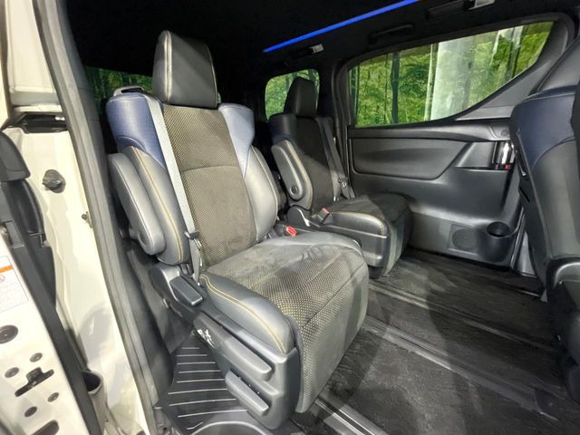 広々とした2列目シートは居住性が高く、居心地も快適!友達や家族とのお出かけにぴったりです。ベビーシートやチャイルドシート使用時も快適にお過ごしいただける十分な空間を確保しています。