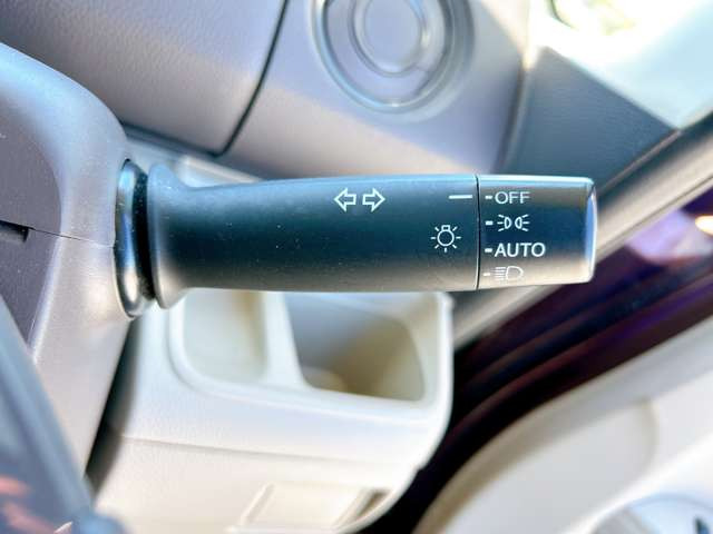 �y�I�[�g���C�g�z�ԊO�̖��邳�����m���āA�����I�Ƀw�b�h���C�g��_�����Ă���܂���g���l���𑖍s����ۂɂ��A�����I�ɓ_�����Ă���ĕ֗��ȑ�����1�ł���