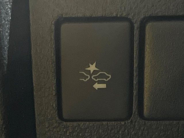 【プリクラッシュセーフティ】前方の車両等を検知し、衝突しそうな時は警報で注意を促し、ブレーキを踏む力をサポート。ブレーキを踏めなかった場合は衝突被害軽減ブレーキが作動、衝突回避をサポートします。