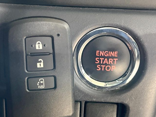 【スマートキー】カバンやポケットに入れたままでもドアの施錠・解錠が可能なスマートキーを装備。エンジンのオン・オフ時もカギを取り出す必要が無いからとっても便利です♪