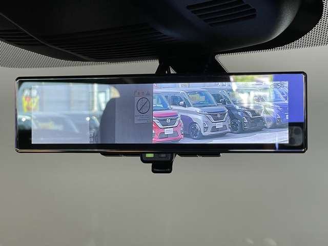 ドラレコ付きの社外品を取り付けることも可能です!最近はやりのデジタルルームミラーも気になる方は是非一度ご相談を!!