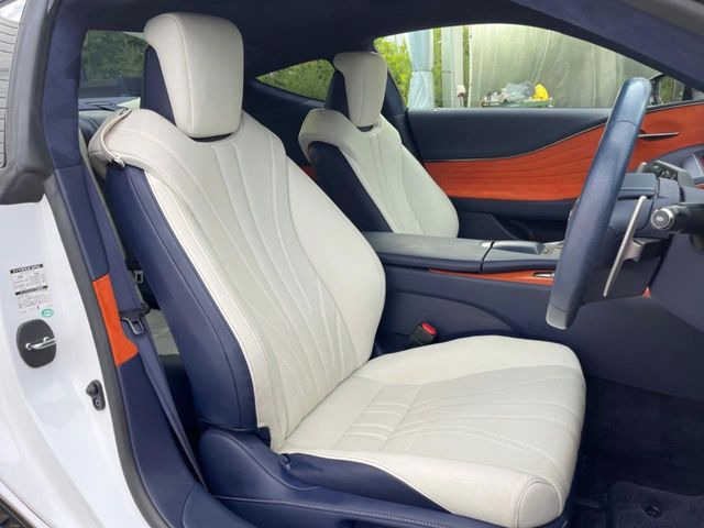 【白革シート】上質な本革を使用し、高級感あふれる白革シート。常に体に触れる部分だから、座り心地の良さにはこだわりたいですね♪汚れの付着や劣化を抑制する内装コーティング施工もおススメですよ♪