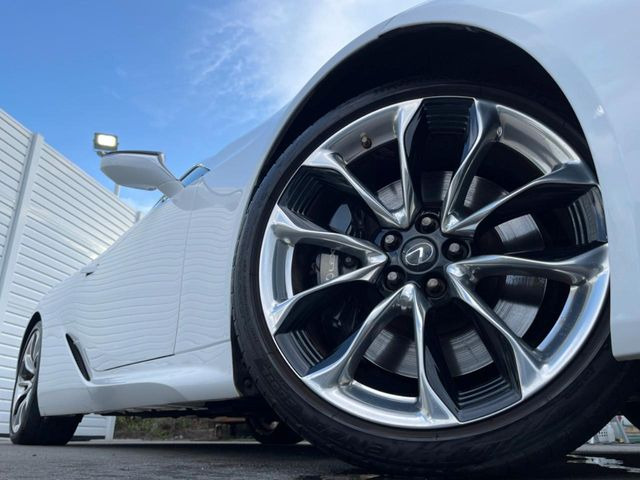 【純正オプション21インチアルミホイール】純正オプションホイールを装着。走行性能の向上に加え、外観もよりスタイリッシュになっています。