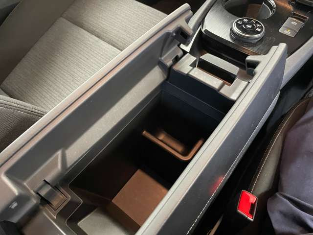 専用ドリンクホルダー、アームレスト等の純正品、社外品取付も可能です!飲み物の置き場に困っている方はお気軽にお尋ねください!!