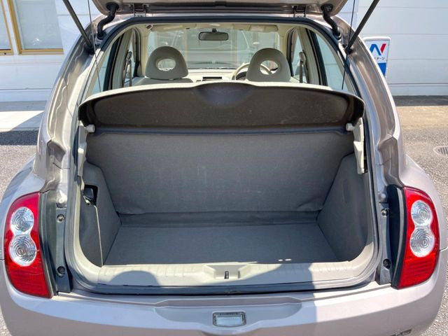 ���i�̂���������ʋ΁A���}���ɏ\���ȉ׎��X�y�[�X���m�ۂ��Ă���܂��B�Z�J���h�V�[�g��|���ƁA�傫�ȉו��̐ύڂ��\�ł���