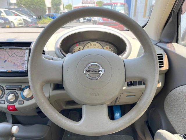 �C���e���A�ɍ��킹���f�U�C���̃X�e�A�����O�́A�^�]�������̂��Ƃ��l���A�^�]���₷���`��A�傫���ł��B�����x�A���ۂɐG���Ă��m���߂��������B