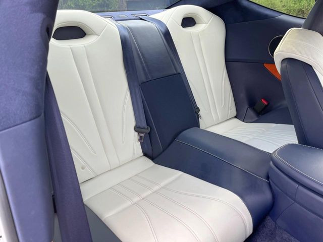 後部座席も気になるようなキズ・汚れやへたり等、大きなダメージはなく、良好な状態です。