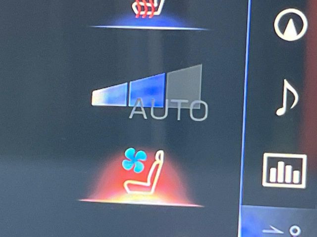 【シートベンチレーション】夏場は涼しい風でお尻や背中の熱やムレを防ぎ、冬はエアコンよりも早く温まってポカポカに!季節を問わず快適に過ごせます。