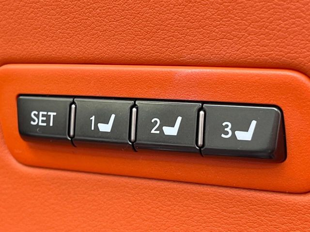 【メモリー機能付きパワーシート】ドライバーごとに設定したシート位置を記憶して、ボタン一つで切り替えできる便利な機能!運転する方が複数名いらっしゃるご家庭におすすめです♪