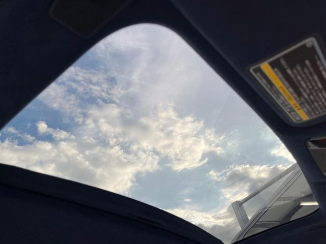 【パノラマルーフ】大型のガラスルーフ搭載で車内の解放感が一気にアップ!開放的なドライブをお楽しみいただけます。