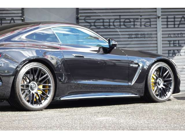 AMG�b��21�C���`�A���~�z�C�[���EAMG�C�G���[�L�����p�[�E�u�����h���S�v���W�F�N�^�[���C�g�E���A�v���C�o�V�[�K���X�B