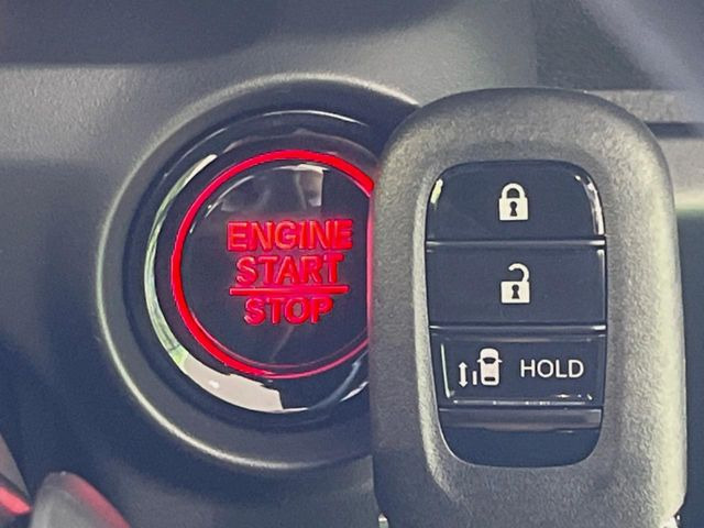 【Hondaスマートキー】カバンやポケットに入れたままでもドアの施錠・解錠が可能なスマートキーを装備。エンジンのオン・オフ時もカギを取り出す必要が無いからとっても便利です♪