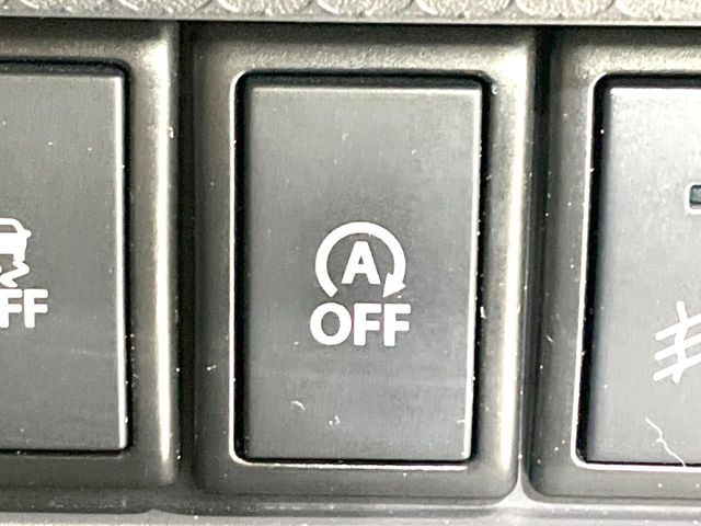 【アイドリングストップ】赤信号や渋滞で停車した際にエンジンを停止し、無駄な燃料の消費を抑えます。燃費向上や環境保護につなげる機能♪エンジンはブレーキを離せば再始動します。