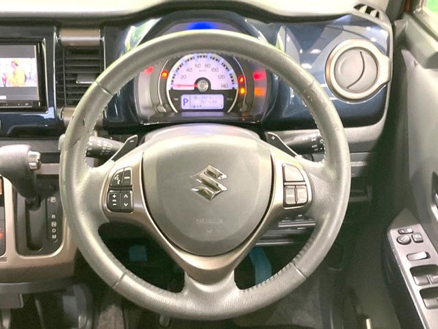 【純正革巻きステアリング】上質な革を使用することで、手にしっかり馴染みとても運転しやすいハンドルです♪