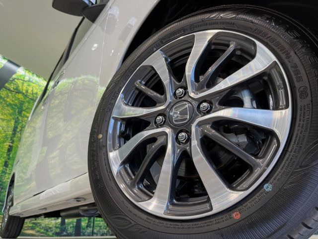 【純正アルミホイール】外観にマッチした純正アルミホイールを装着しております。各種社外アルミホイールや、スタッドレスタイヤも取扱いしております。是非ご相談ください♪