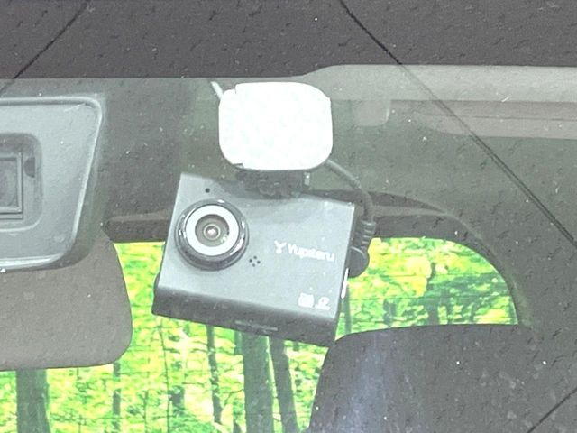 【ドライブレコーダー】安心・安全なカーライフに必須のドライブレコーダーを装備!走行中はもちろん、あおり運転や事故に遭遇した際の状況も映像で記録し、万一のリスクに備えます。