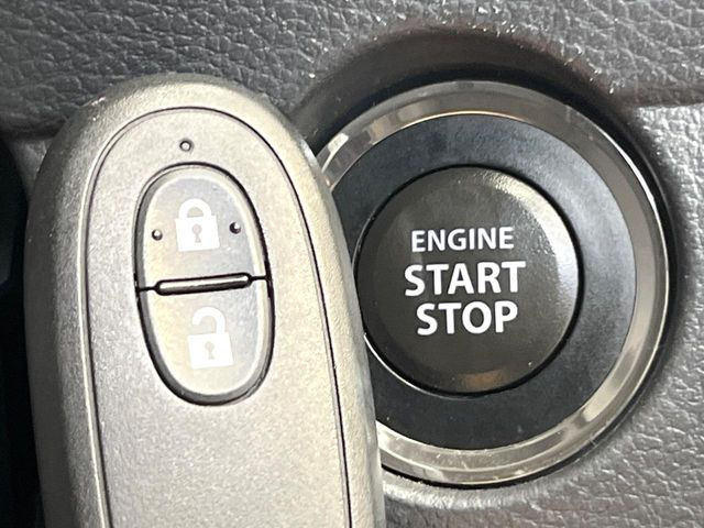 【キーレススタートシステム】カバンやポケットに入れたままでもドアの施錠・解錠が可能なスマートキーを装備。エンジンのオン・オフ時もカギを取り出す必要が無いからとっても便利です♪