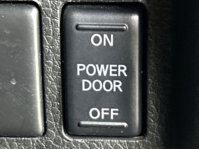 【両側パワースライドドア】スマートキーや運転席のスイッチで後席両側スライドドアの開閉が可能♪電動だから力を入れてドアを開ける必要が無く、小さなお子様でも簡単に開け閉めでき快適です♪