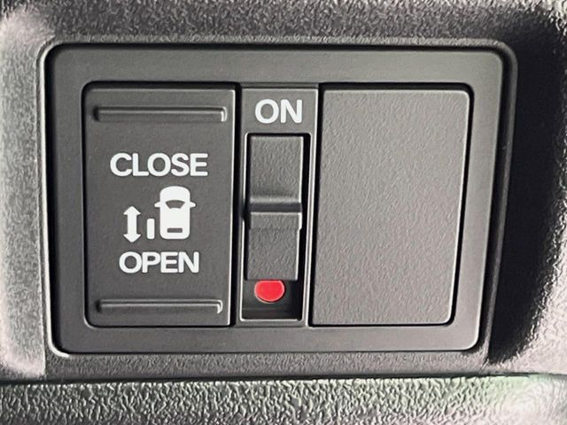 【パワースライドドア】スマートキーや運転席のスイッチでスライドドアの開閉が可能♪電動だから力を入れてドアを開ける必要が無く、小さいお子様でも、重い荷物を持っている時もラクに開け閉めできます♪