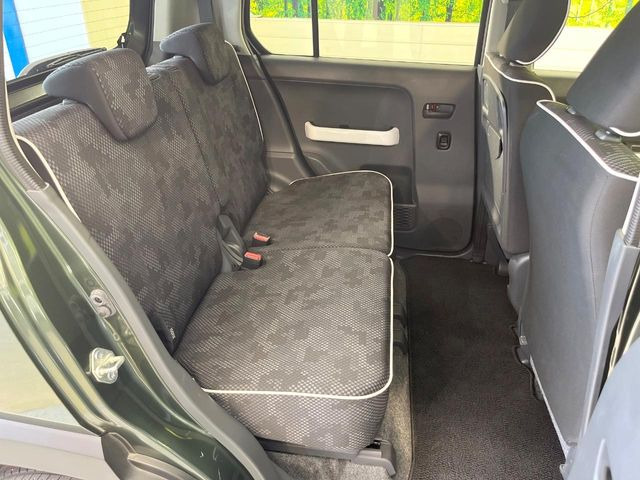 後部座席も気になるようなキズ・汚れやへたり等、大きなダメージはなく、良好な状態です。