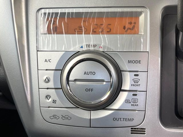 【オートエアコン】一度お好みの温度に設定すれば、車内の温度を検知し風量や温度を自動で調整。暑い…寒い…と何度もスイッチ操作をする必要はありません。快適な車内空間には必須の機能ですね♪