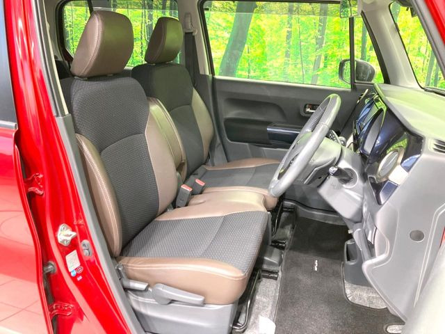 【ハーフレザーシート】高級感と座り心地を両立した人気のシート♪背面・座面のファブリック素材は、通気性の良さや滑りにくさに優れています。気温や服装に左右されず快適にお乗りいただけます。