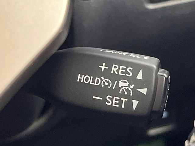 【レーダークルーズコントロール】高速道路での長距離走行が楽に!!自動で速度を保つクルーズコントロールが、衝突軽減システムと連携し、前方の車両を感知して車間を保つように速度調節してくれます!!