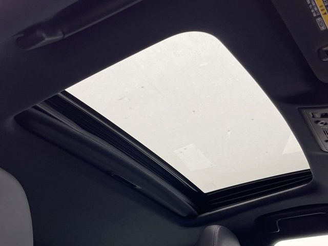 【ムーンルーフ】開放感たっぷりの希少装備、サンルーフが装着されています!車内に明かりを取り入れたり景色を楽しむ以外にも、車内の空気も簡単に換気できて快適です!