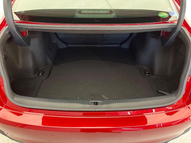 積み下ろしのしやすいデッキにはたっぷりと荷物を積み込んでいただけます。遊びから仕事まで、様々なシーンで頼れます♪